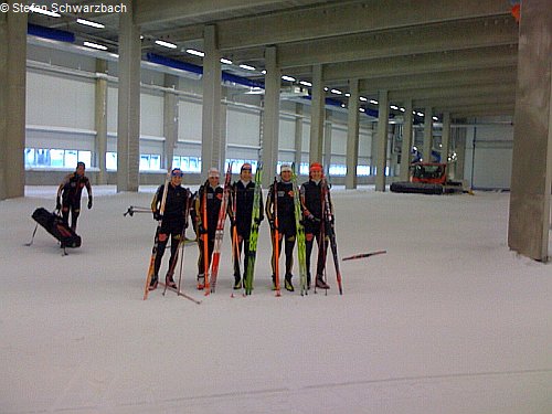 Die Damenmannschaft in der Skihalle